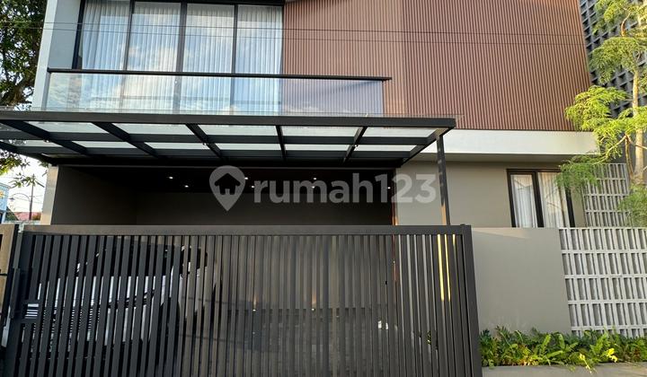 Contemporary House with Private Swimming Pool in Maguwoharjo