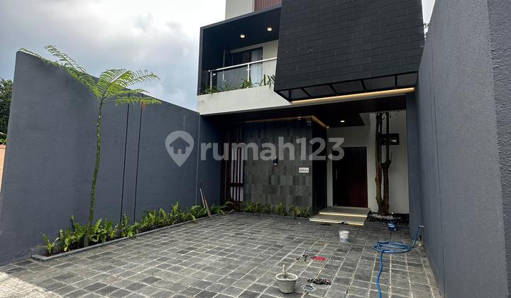 Rumah 2 Lantai Kontemporer Modern di Ngaglik Sleman