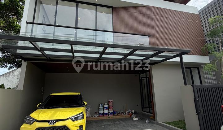 Rumah Kontemporer Ada Kolam Renang Pribadi di Maguwoharjo Rumah Kontemporer Ada Kolam Renang Pribadi di Maguwoharjo