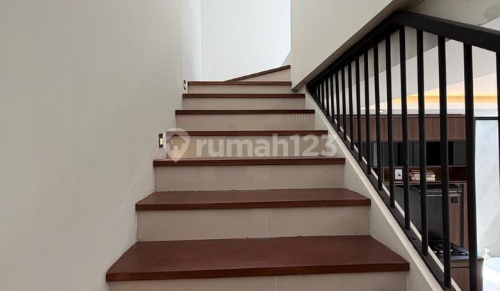 Rumah Kontemporer Ada Kolam Renang Pribadi di Maguwoharjo 2