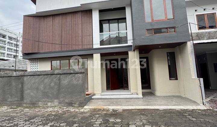 Rumah Mewah Di Perumahan Seturan Area Kampus 