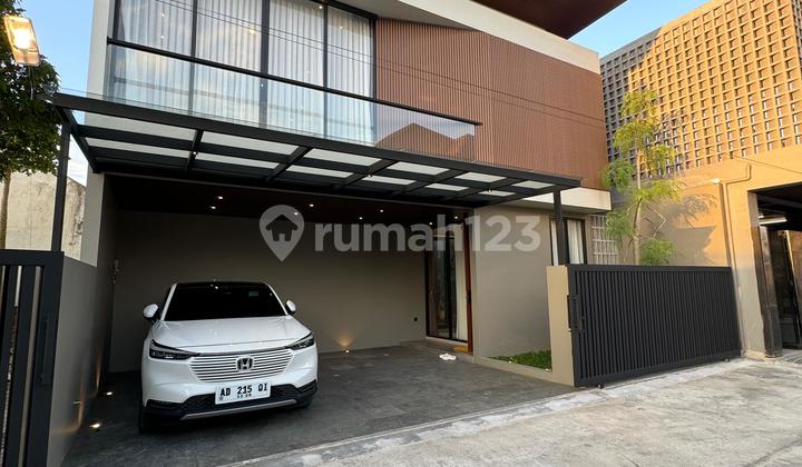 Contemporary House with Private Swimming Pool in Maguwoharjo 2