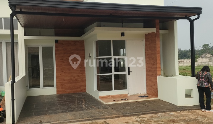 There is a Comfortable 1-Story House in a Strategic Location Near the University. There is a Comfortable 1-Story House in a Strategic Location Near the University.