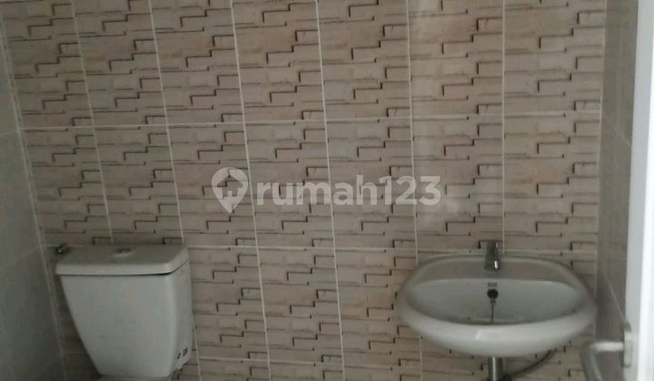 House with Toll Road and Station Access (Flood-Free) 2