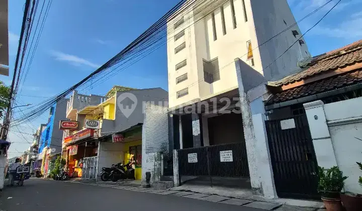 Strategic Boarding House for Sale in Gandaria Utara, Kebayoran Baru, South Jakarta 1
