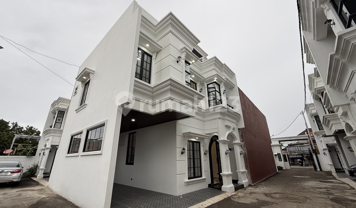 Hunian Mewah Siap Huni dengan Tanah, di Posisi Hook, Beji Depok 2