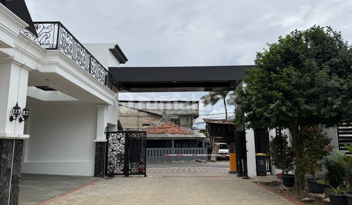 American Classic Concept House in Lebak Bulus, South Jakarta with Spacious Land and Strategic Access, the Most Affordable House in Lebak Bulus, South Jakarta
