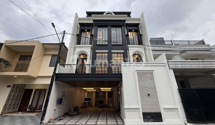 Rumah 3 Lantai Project By De Víer House di Kebagusa Pasar Minggu Jakarta dengan Private Pool dan Area Strategis Rumah 3 Lantai Project By De Víer House di Kebagusa Pasar Minggu Jakarta dengan Private Pool dan Area Strategis