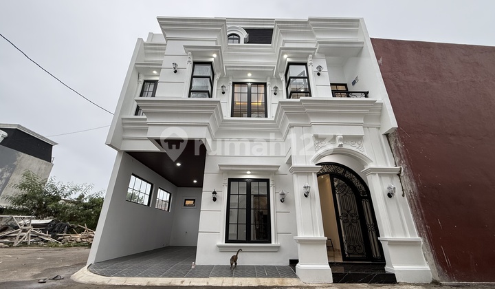 A 3-Story New Move-In Ready House in a Cluster by the Toll Road