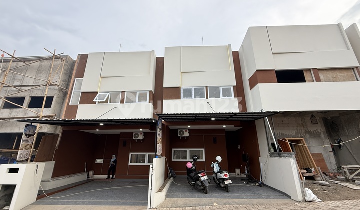 Lowest Price 2-Story Luxury House in Limo, One Step to South Jakarta, One Step to Limo Toll Road Lowest Price 2-Story Luxury House in Limo, One Step to South Jakarta, One Step to Limo Toll Road