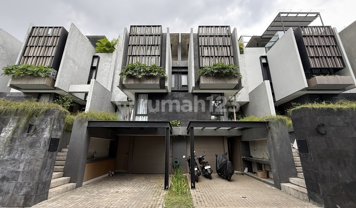 Hunian 3 Lantai di Area Prestisius Kebayoran Lama. Rumah dengan Tanah Luas Private Lift dan Private Pool Hunian 3 Lantai di Area Prestisius Kebayoran Lama. Rumah dengan Tanah Luas Private Lift dan Private Pool