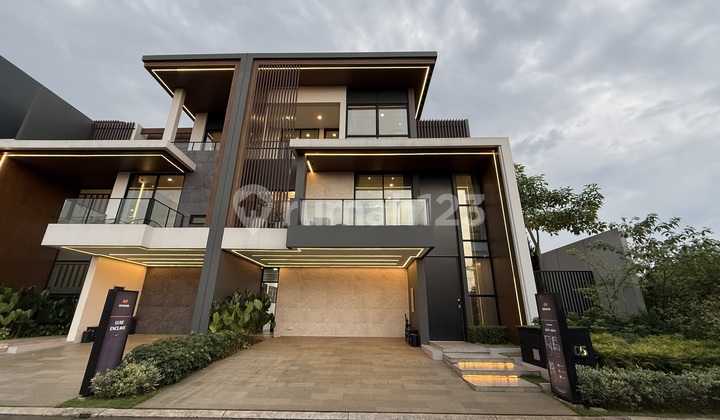 3-Story House with Private Lift on Senopati Boulevard South Jakarta 3-Story House with Private Lift on Senopati Boulevard South Jakarta