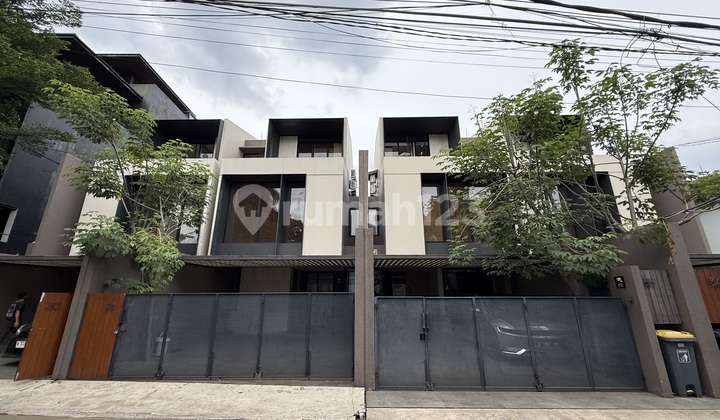 Rumah Siap Huni 3 Lantai Arsitek Atelieriri di Kemang Jaksel Murah 2