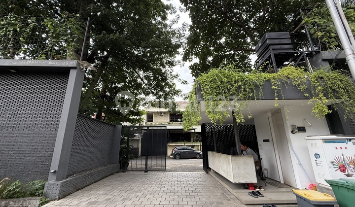 Hunian 3 Lantai di Area Prestisius Kebayoran Lama. Rumah dengan Tanah Luas Private Lift dan Private Pool 2
