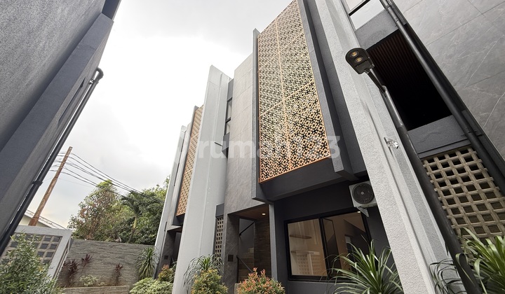 Hunian Mewah 3 Lantai Siap Huni di Kebayoran Lama Jakarta Selatan. dengan Area Prestisius Tanah Luas dan Fasilitas Kolam Renang 2