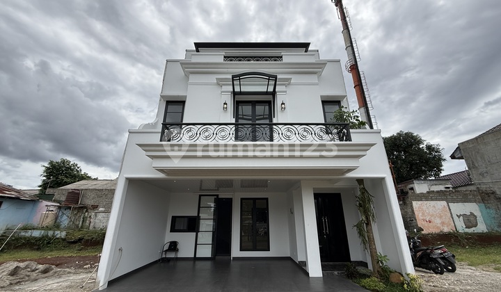 Hunian 3 Lantai Eksklusif & Modern Bernuansa Eropa Classic House di Cibubur Jakarta Timur Hunian 3 Lantai Eksklusif & Modern Bernuansa Eropa Classic House di Cibubur Jakarta Timur