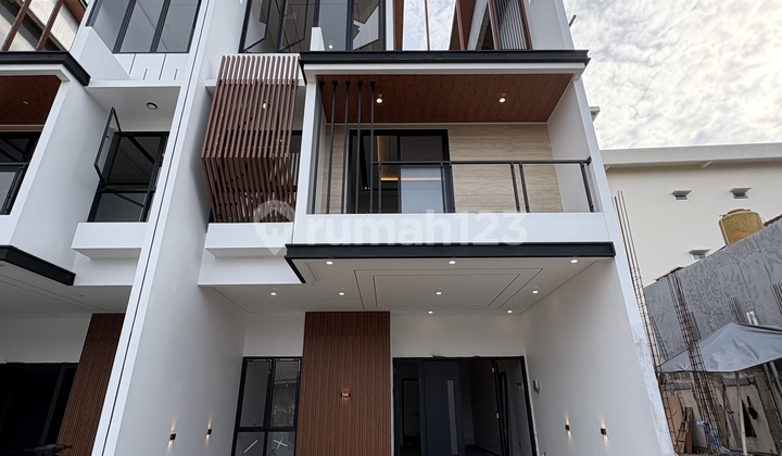 Rumah 3 Lantai Siap Huni Dalam Cluster Jagakarsa di Jual Murah