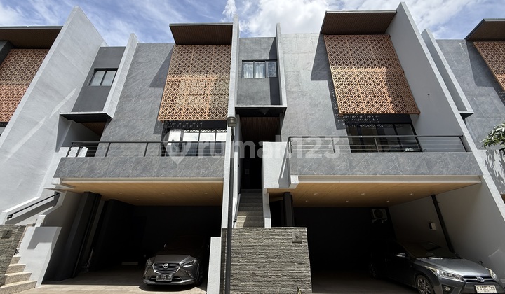 Hunian Mewah 3 Lantai Siap Huni di Kebayoran Lama Jakarta Selatan. dengan Area Prestisius Tanah Luas dan Fasilitas Kolam Renang