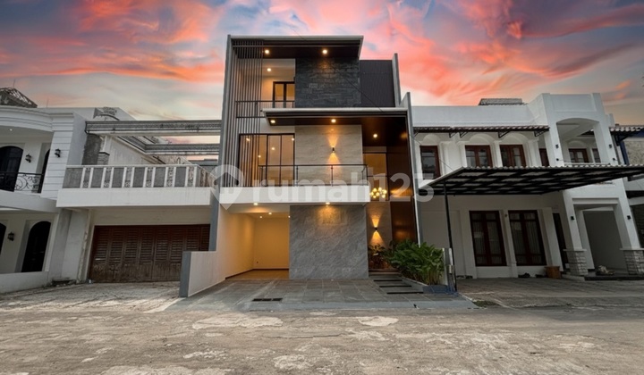Affordable Luxury House in Pejaten, South Jakarta 3 Floors Near Toll Road Train Affordable Luxury House in Pejaten, South Jakarta 3 Floors Near Toll Road Train
