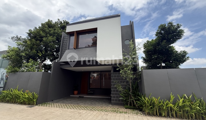 Rumah Compact Modern Living 2 Lantai Split Level di Ciputat 2