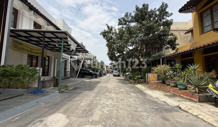 Affordable Luxury House in Pejaten, South Jakarta 3 Floors Near Toll Road Train Affordable Luxury House in Pejaten, South Jakarta 3 Floors Near Toll Road Train