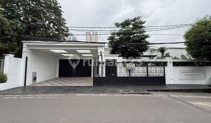 Rumah Sultan Pinggir Jalan Raya Utama Cilandak, Jakarta Selatan