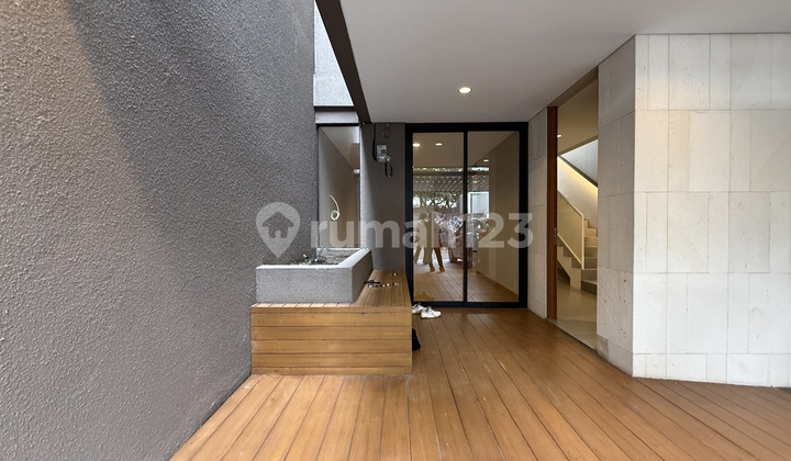 Rumah 3 Lantai Siap Huni di Kemang Utara Jakarta Selatan dengan Tanah Luas dan Akses Strategis SHM 2