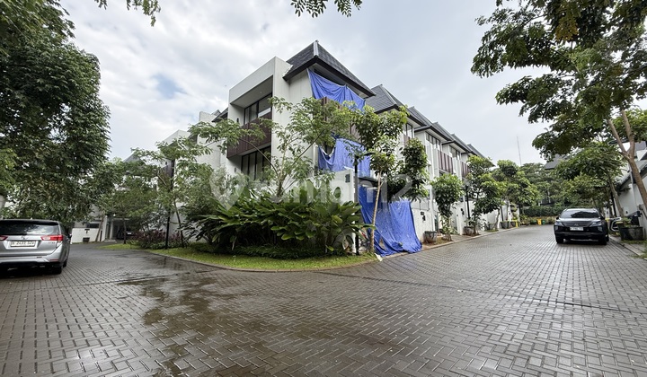 3-Story Safe & Comfortable Residence in Lebak Bulus, South Jakarta Complete Facilities, Toll & MRT Access, and Padel Court Available