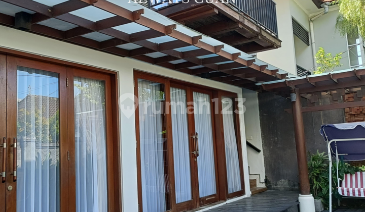 Runah Dua Lantai dengan Lokasi Strategis Disewakan Runah Dua Lantai dengan Lokasi Strategis Disewakan