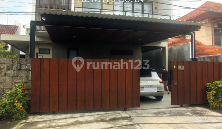 Rumah 2 Lantai Pusat Kota Renon