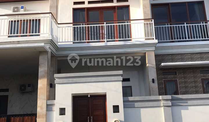 Rumah 2 Lantai dengan 4 Kamar Tidur Dijual 2
