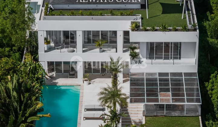 Luxury Villa with Strategic Location for Sale Luxury Villa with Strategic Location for Sale