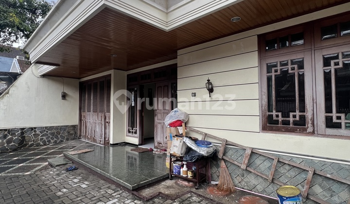 House on the Side of the Main Road in the Center of Malang City 2