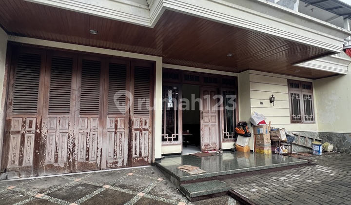 Rumah Di Pinggir Jalan Raya Tengah Kota Malang