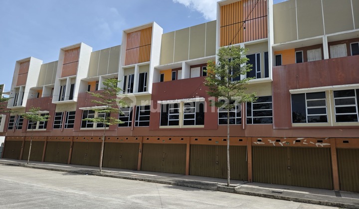 For Sale: Shop House in Business Center near Industrial Area