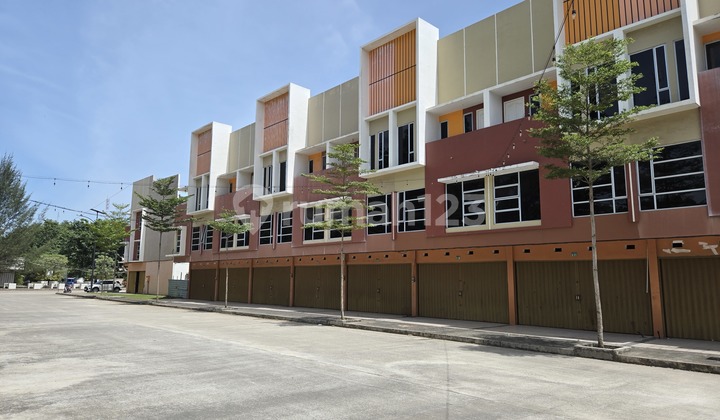 For Sale: Shop House in Business Center near Industrial Area