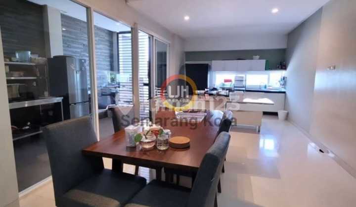 Rumah Mewah di Palm Hill 1