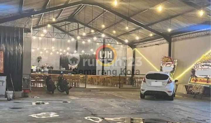 Business Building on Kedungmundu Raya Street 1