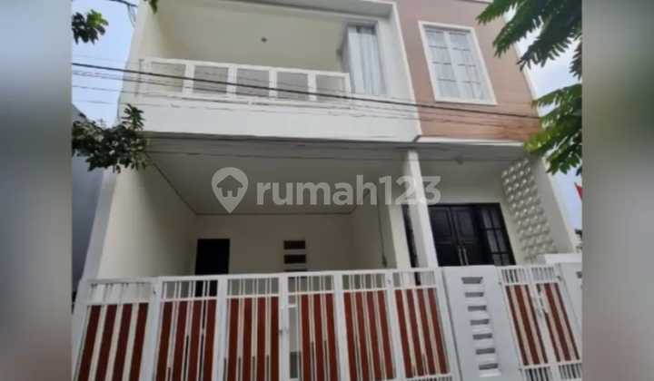 Rumah Cantik 3 Lantai Dengan Rooftop Dan Private Pool Di Jagakarsa