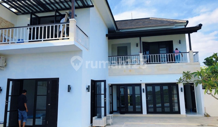 Dekat Vila Mewah Baru Besar dengan Perlengkapan Berkualitas Tinggi