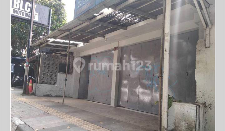 Strategic Commercial Building on Setiabudi Street Near Cihampelas Shopping Attraction