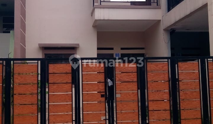Rumah terawat minimalis 2 lantai dalam komplek dekat taman regol 