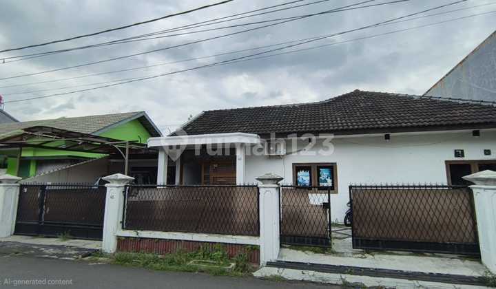 Well-maintained house with a wide front, strategically located on a twin street in the city center.