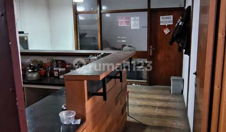 Well-maintained house with a wide front, strategically located on a twin street in the city center. 2