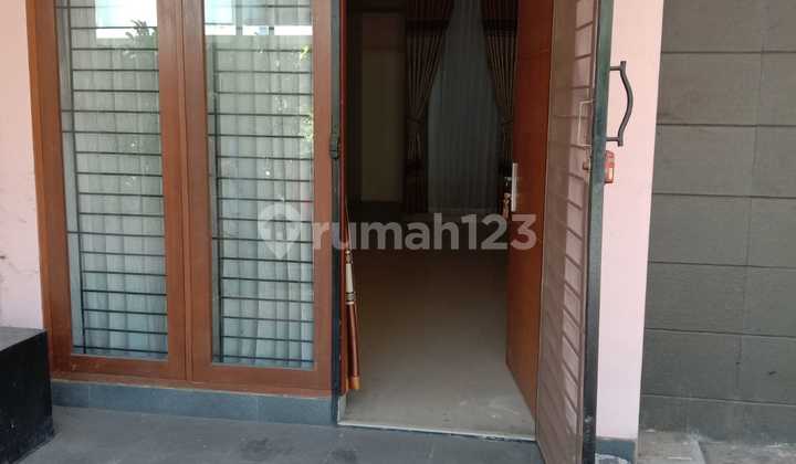 Well-maintained house in Cherryfield housing near Telkom University. 2