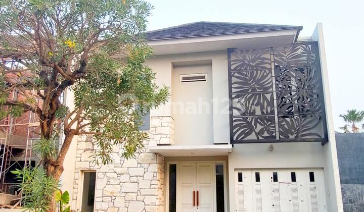 Adi Dijual Rumah di Pakuwon Indah The Mansion Kamar Besar Besar