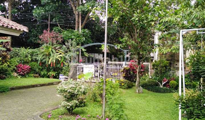 For Sale House in Gegerkalong Area, comfortable, safe, green, cool