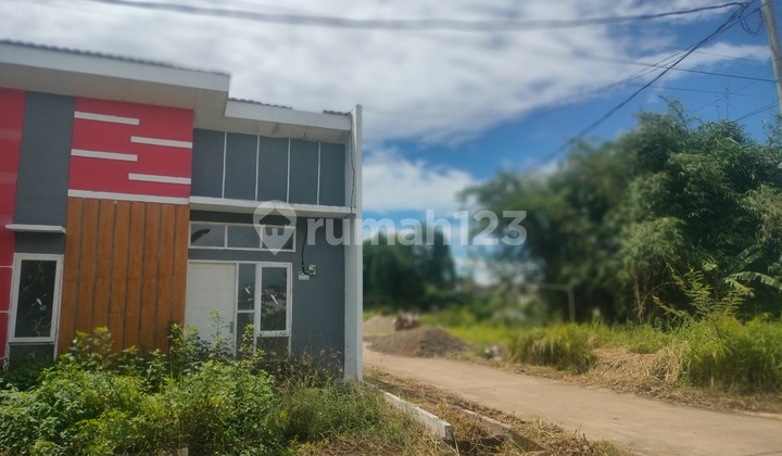 Take Over Front House with Public Facilities and Exit Door 2