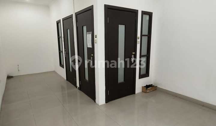 Ruko 3 Lantai Strategis di Pinggir Jalan