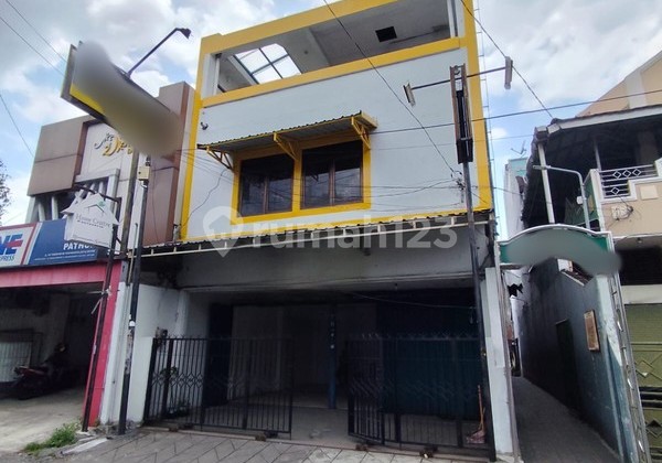3-story shophouse for rent, strategic location, near Malioboro.